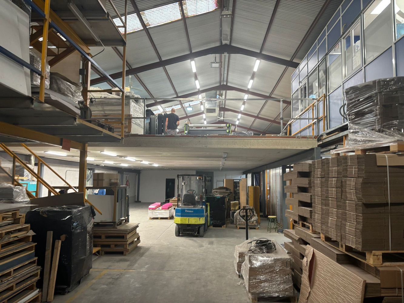 GESNAVE construye entreplanta de 600m² para empresa de rótulos en Humanes