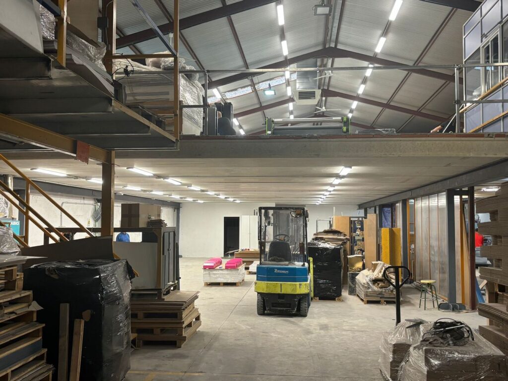 Construir entreplanta de 600m² para empresa de rótulos en Humanes