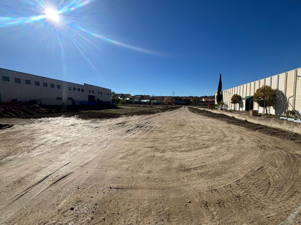 Terreno nivelado para construcción nave industrial cartón Loechee