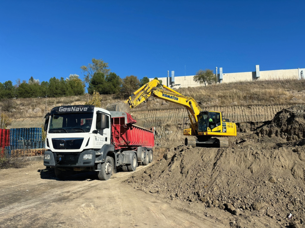 Excavadoras realizando movimiento de tierras para construcción de fábrica de cartón de 5000 m² en Loeches Madrid por GESNAVE