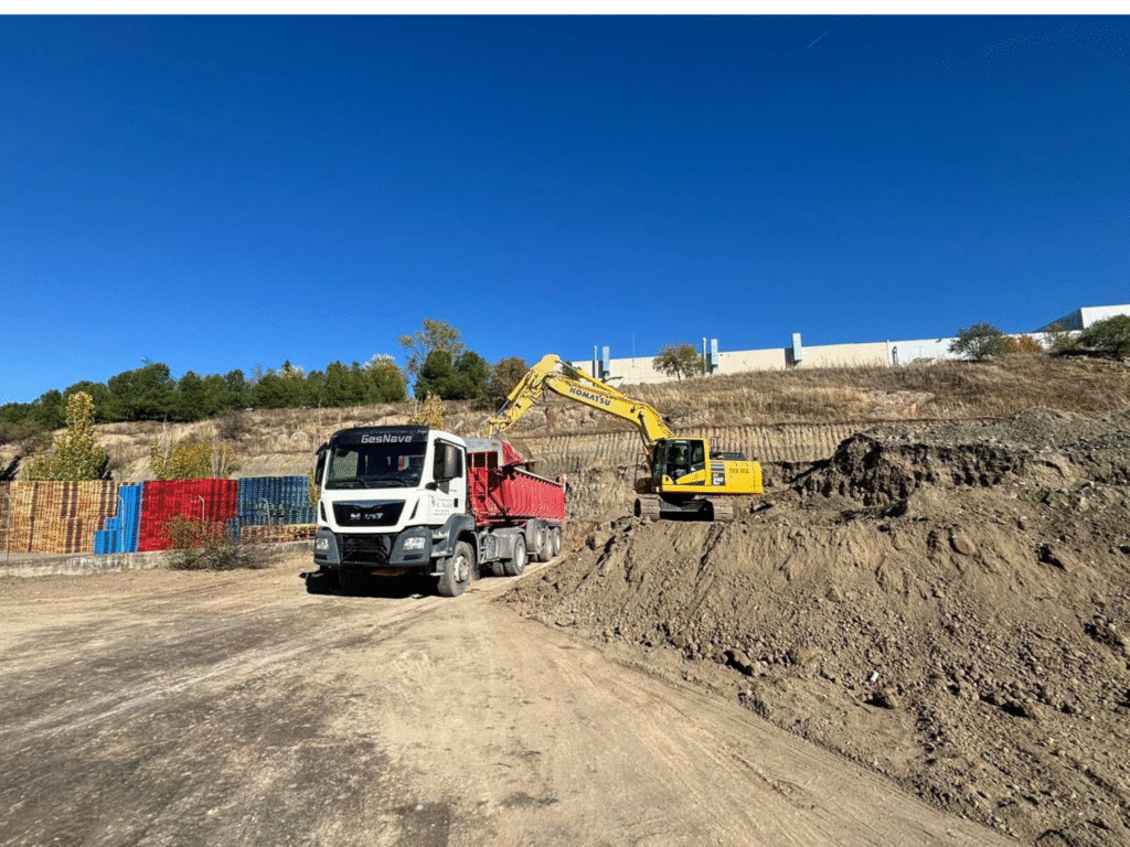 Excavadoras realizando movimiento de tierras para construcción de fábrica de cartón de 5000 m² en Loeches Madrid por GESNAVE