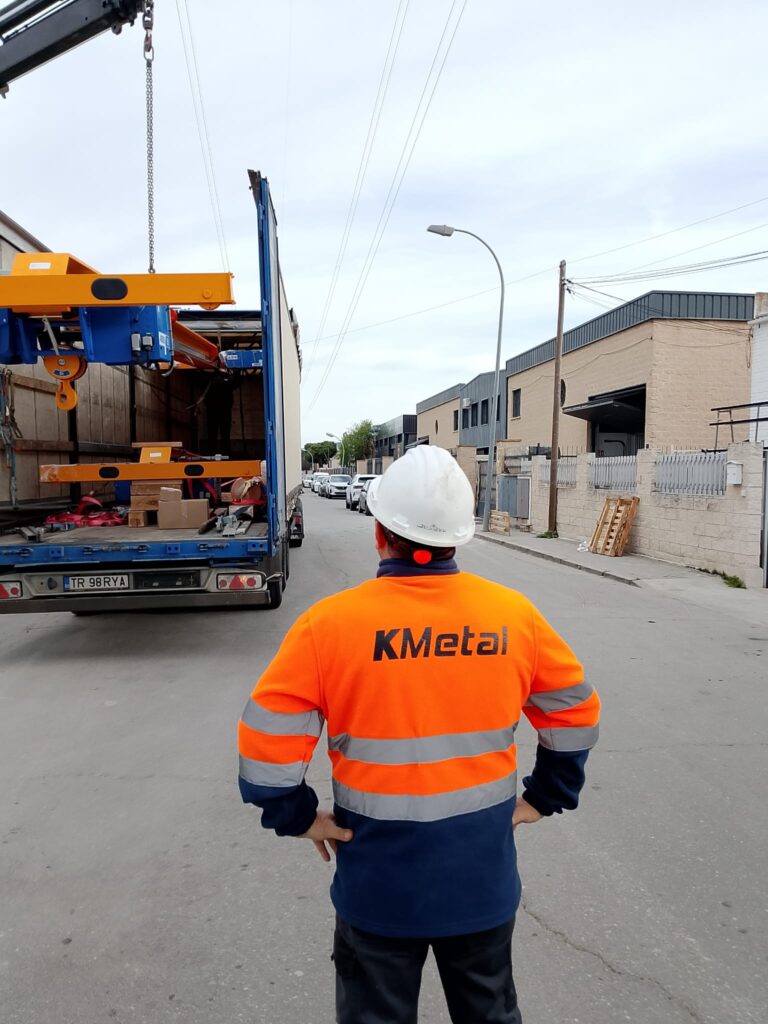 Personal de GESNAVE y KMETAL instalando el puente grúa