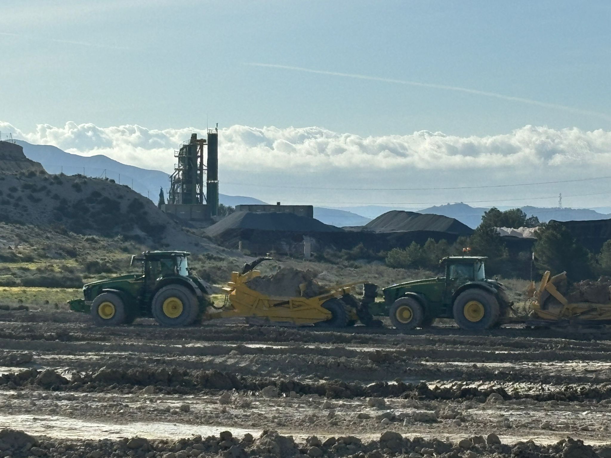 Tractores nivelando el terreno de la futura plataforma logística para la industria agroalimentaria construida por Gesnave
