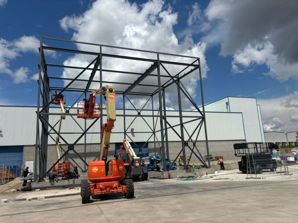 Montaje de estructura metálica para ampliación de nave industrial en Madrid por Gesnave y KMetal