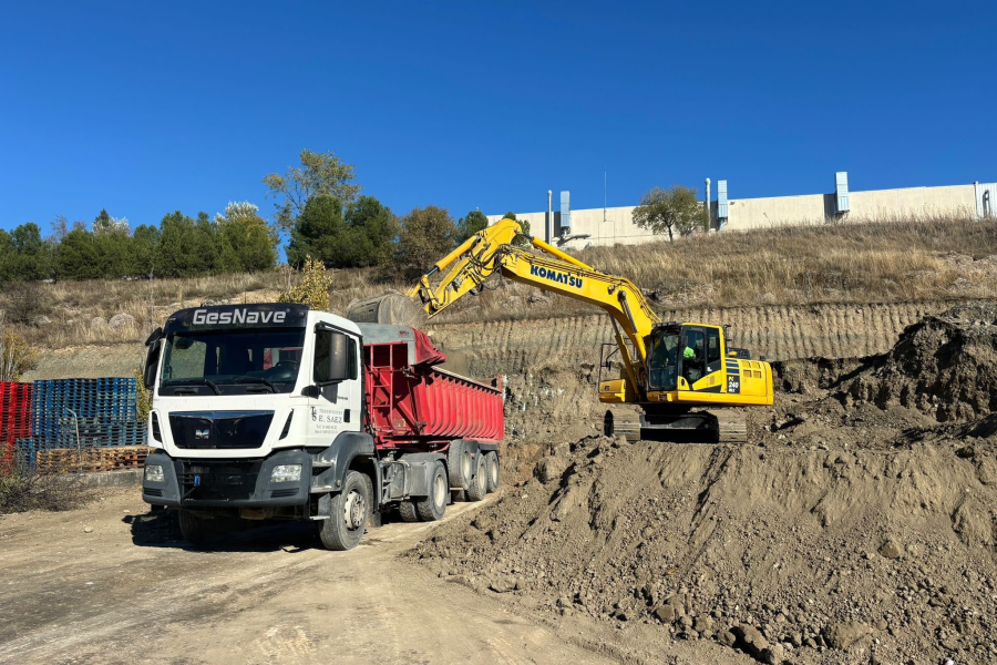 Excavadoras realizando movimiento de tierras para construcción de fábrica de cartón de 5000 m² en Loeches Madrid por GESNAVE